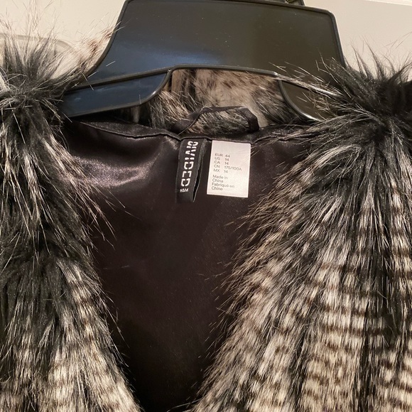 H&M Divided Faux Fur Vest Size 14US Like New - Picture 2 of 5